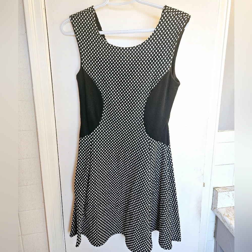 Black & white polka dot knee lenth dress (M)